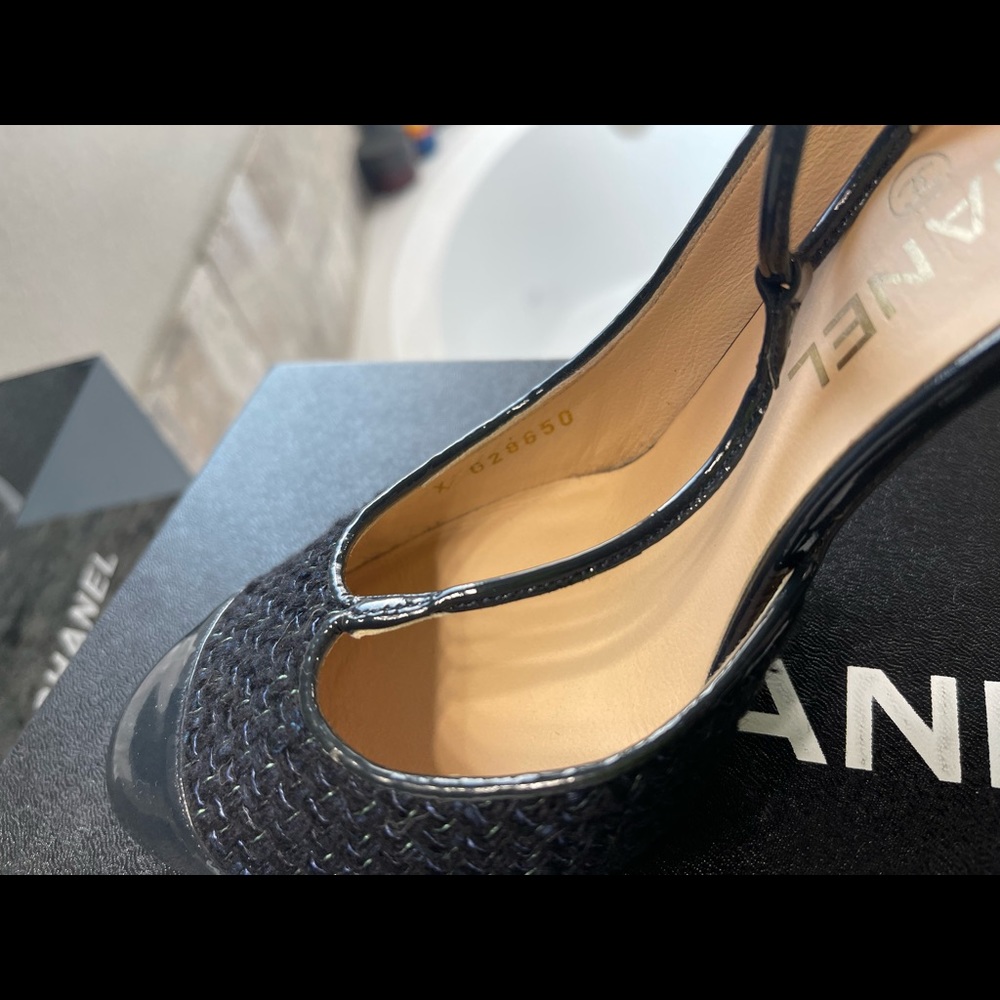 Chanel Tweed Heels. Navy blue.  Classy - Picture 7 of 10